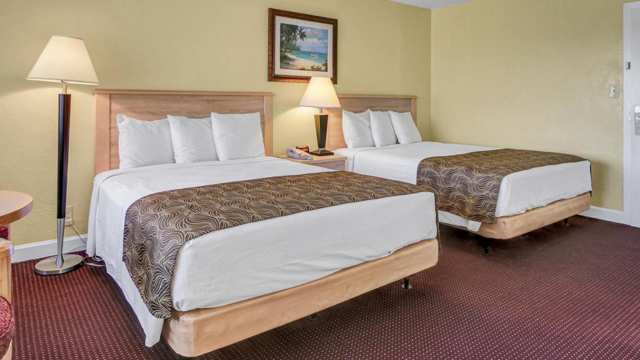Page Terrace Beachfront Hotel St. Pete Beach Esterno foto