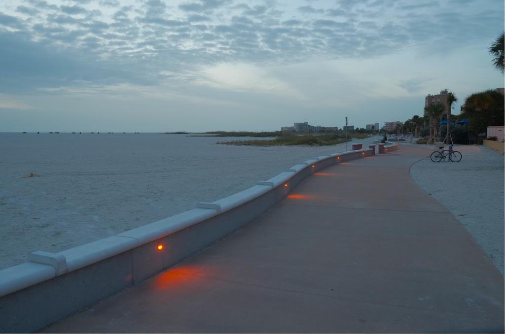 Page Terrace Beachfront Hotel St. Pete Beach Esterno foto