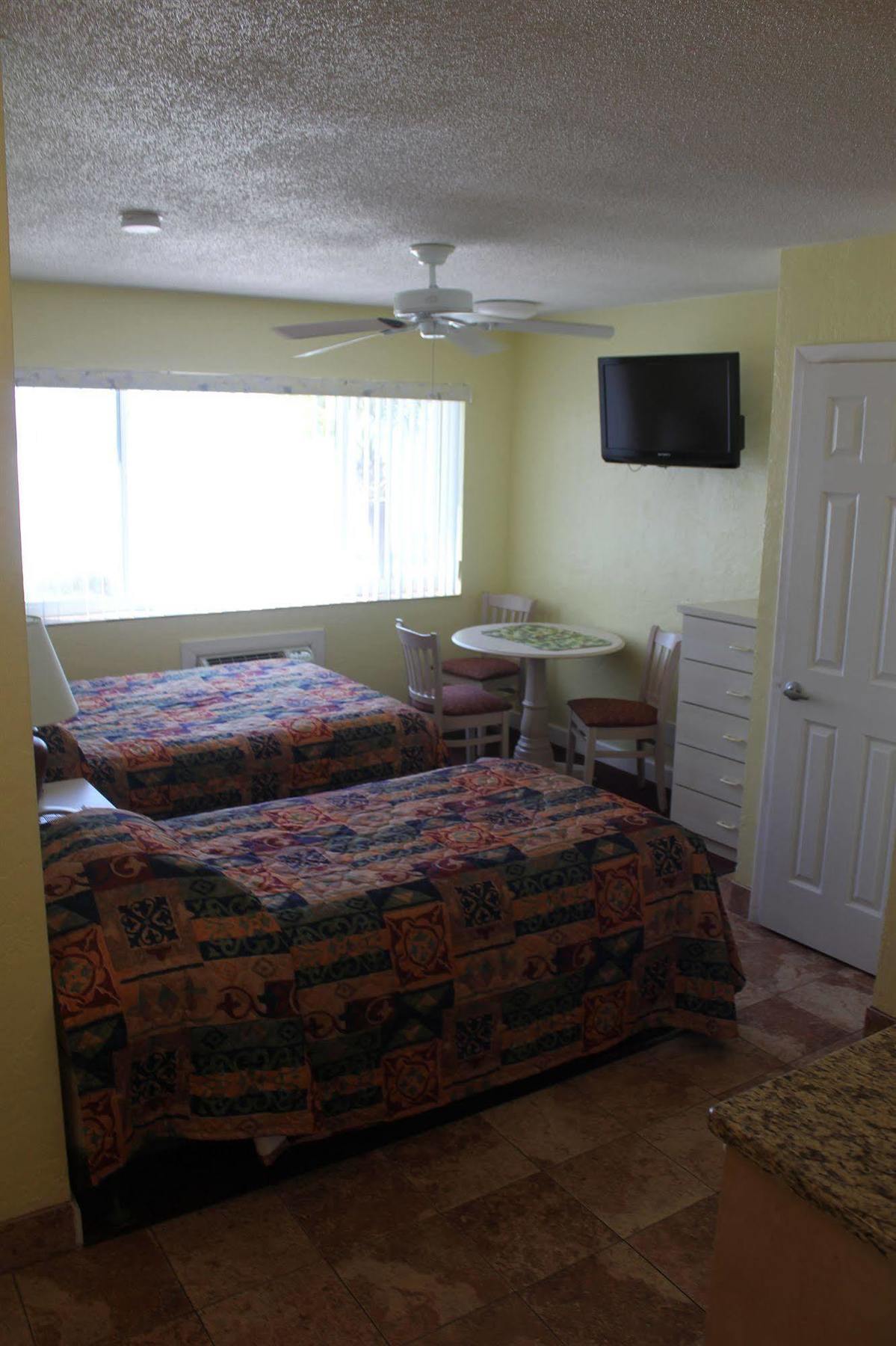 Page Terrace Beachfront Hotel St. Pete Beach Esterno foto